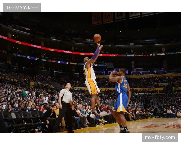 皮尔斯无球跑动拉开空间，关键回合主导进攻改变战局