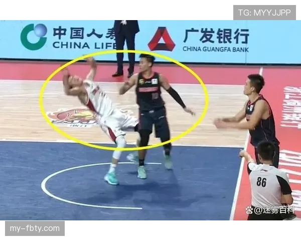 篮球规则中裁判执行假摔判罚的认定标准与流程详细解析